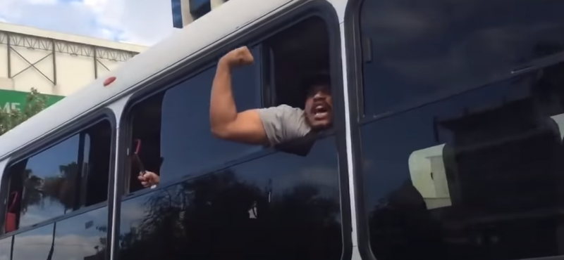 “Los obreros MOVEMOS a México”, sujeto les TUNDE desde camión a manifestantes